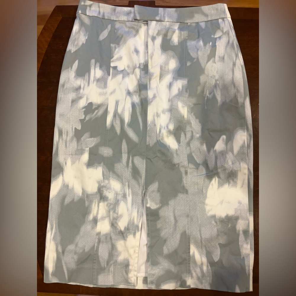 W Banana Republic midi color blues/white 0 ,pre-loved, and excellent condition!